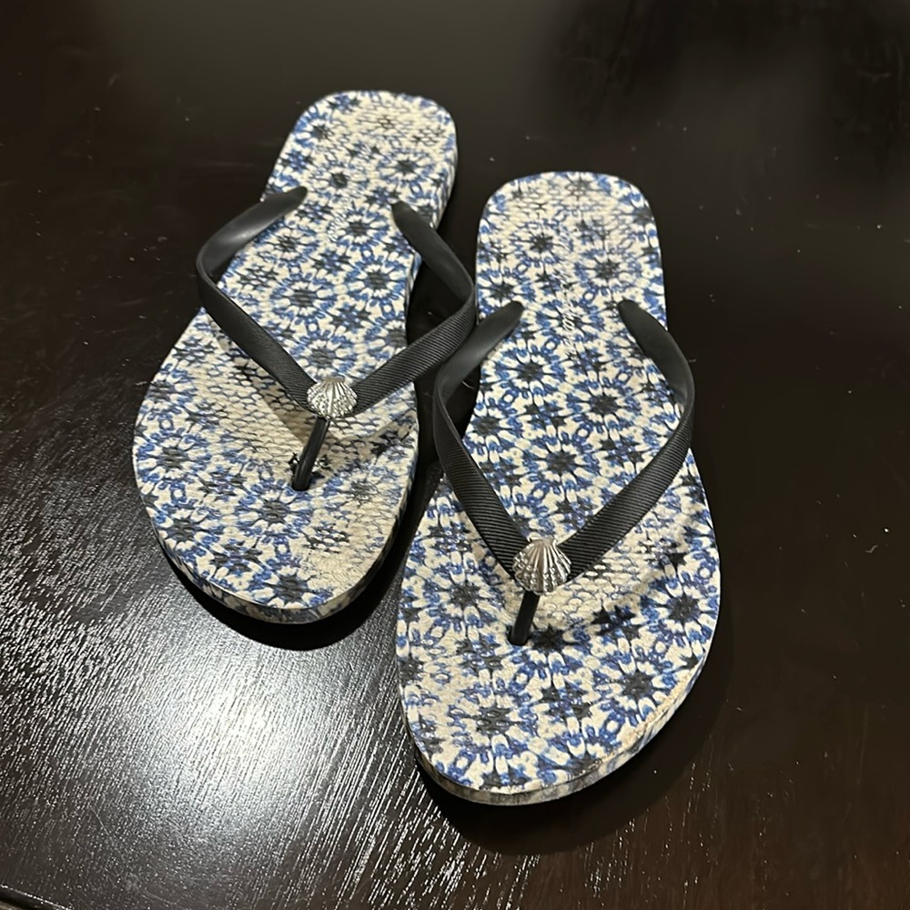 Tommy Bahama Navy & White Tie Dye Silver Seashell Flip Flops